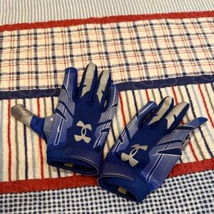 Under armor child medium Blue and Silver Sports Gloves (football)